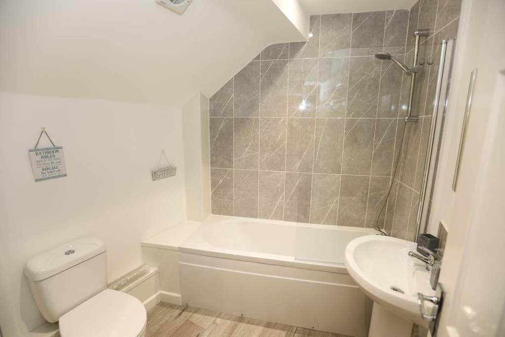 Exmouth - Apartment 1, Strand House - Modern 2 Bedroom Apartment, Perfect Location For Access To Beach & Town Centre - Sleeps 4 Guests - No Parking - Hosted By Rentmyhouse المظهر الخارجي الصورة